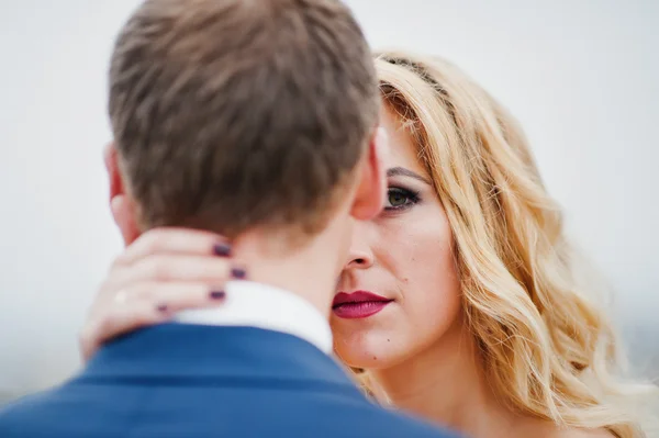 Close up portrait of charming blonde bride with groom — Stock Photo, Image