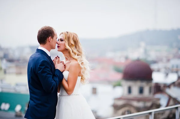 Close up portrait of charming blonde bride with groom — Stock Photo, Image