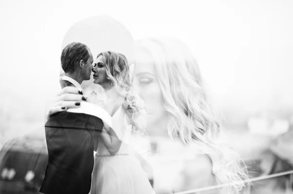 Doppia esposizione di affascinante sposa bionda con sposo — Foto Stock