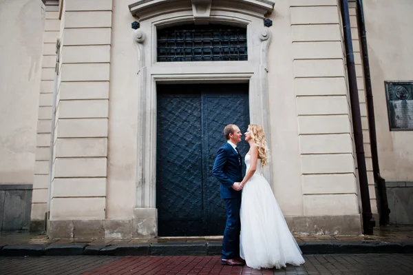 Matrimonio coppia sotto la pioggia nella città vecchia Lviv — Foto Stock