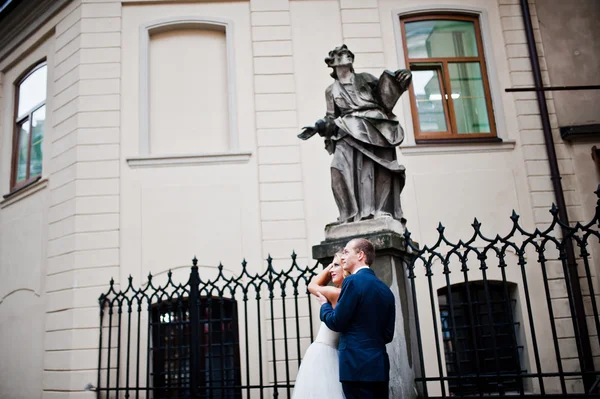 Couple de mariage sous la pluie à la vieille ville Lviv — Photo
