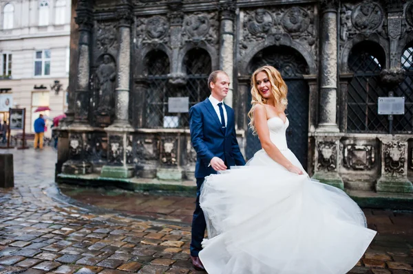 Matrimonio coppia sotto la pioggia nella città vecchia Lviv — Foto Stock