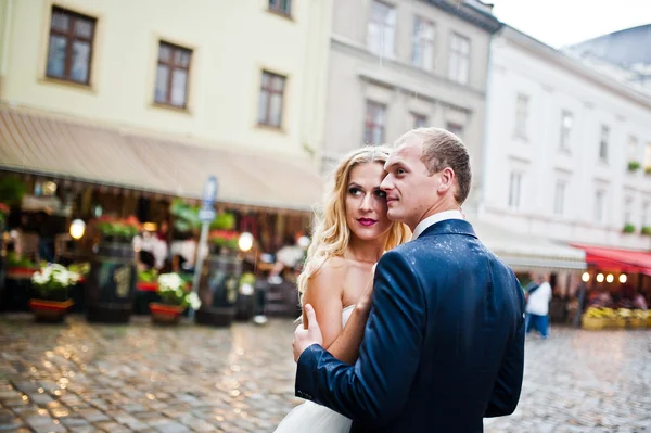 Wedding couple in the rain at old city Lviv — Stock Photo, Image