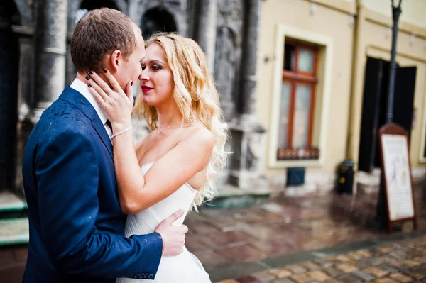 Wedding couple in the rain at old city Lviv — Stock Photo, Image