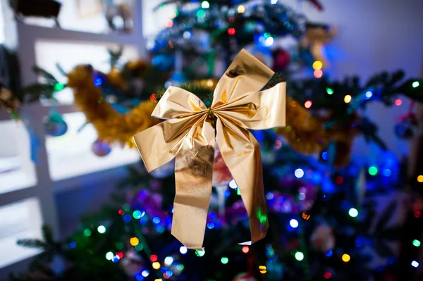 Arc doré à l'arbre de Noël avec des lumières — Photo