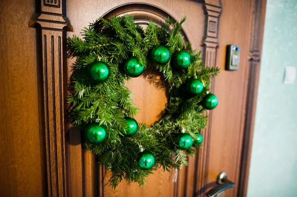 Couronne de Noël sur porte en bois marron — Photo