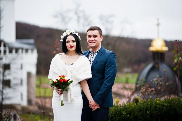 Anmutige Hochzeitspaar Hintergrund Kirche — Stockfoto