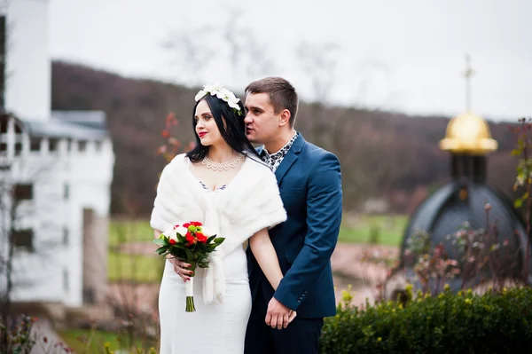 Gracieux mariage couple fond église — Photo