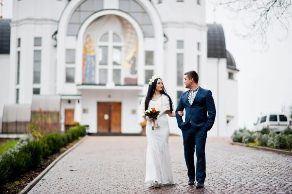 Graceful wedding couple background church — Stock Photo, Image