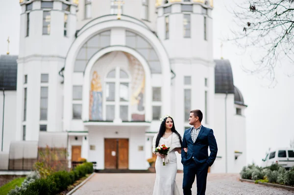 Graciösa bröllop par bakgrund kyrka — Stockfoto