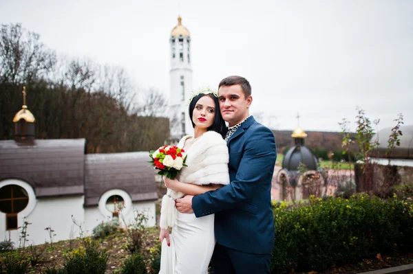 Sierlijke bruiloft paar achtergrond kerk — Stockfoto