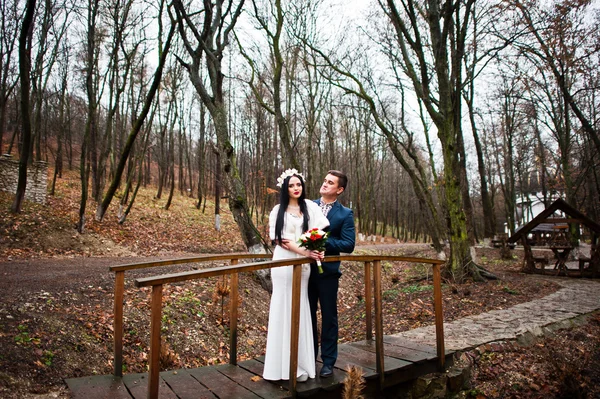 Grazioso matrimonio coppia sfondo legno senza alberi decidui — Foto Stock