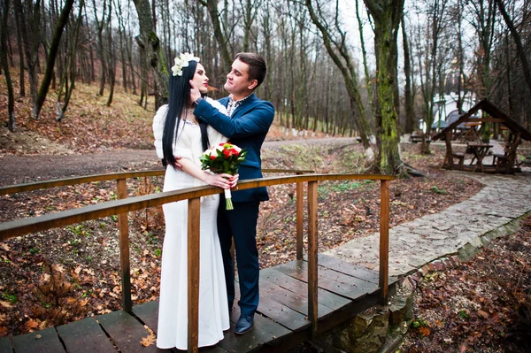 Elegante boda pareja fondo madera sin árboles de hoja caduca — Foto de Stock