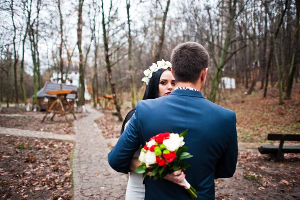 Grazioso matrimonio coppia sfondo legno senza alberi decidui — Foto Stock