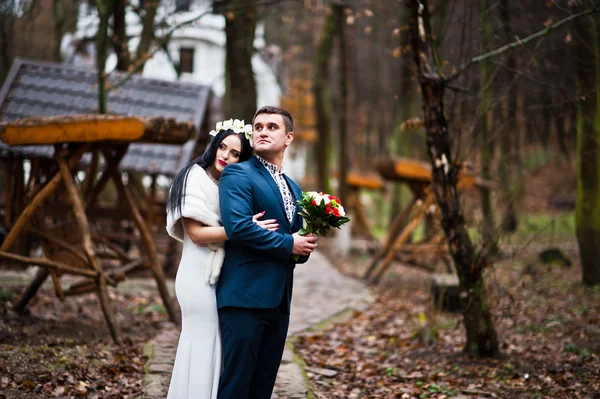 Elegante boda pareja fondo madera sin árboles de hoja caduca — Foto de Stock