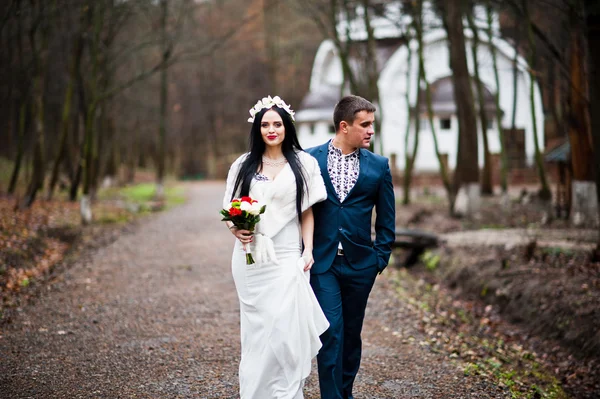 Elegante boda pareja fondo madera sin árboles de hoja caduca — Foto de Stock