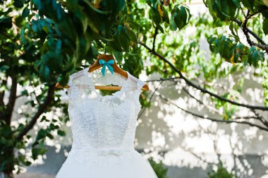 Turkuaz bir yay ile omuz açık havada düğün elbise