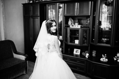 Esmer gelin odasında. Siyah ve beyaz fotoğraf