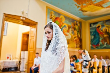 Atkı kiliseyle geline 