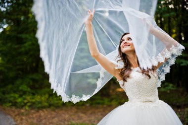 Genç cilveli esmer gelin peçe ile oynamak