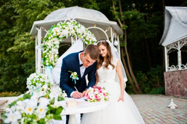 Mutlu damat ve gelin düğün töreni açık