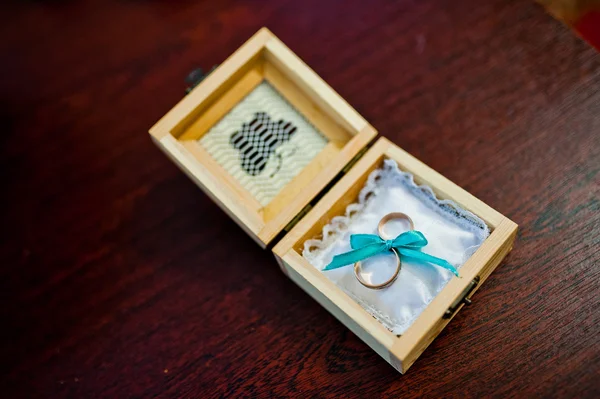 Caixa decorada de madeira com borboleta com anéis de casamento — Fotografia de Stock