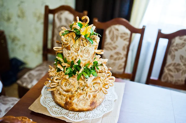 Pão de casamento ou bolo com cisnes decorados em cima — Fotografia de Stock