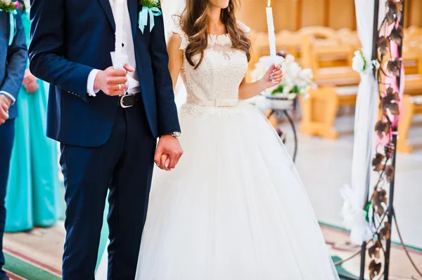 Lilin di tangan pengantin baru di gereja — Stok Foto