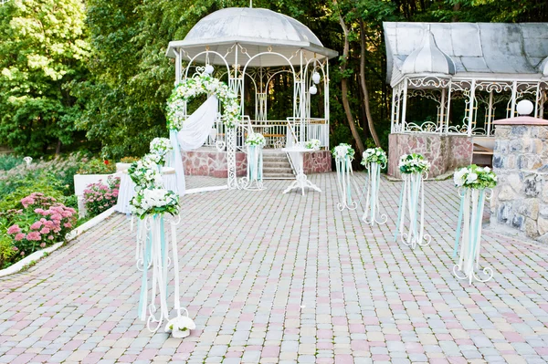 Wedding decoration with arch and table outdoor — Stock Photo, Image