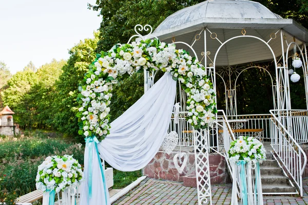 Wedding decoration with arch and table outdoor — Stock Photo, Image