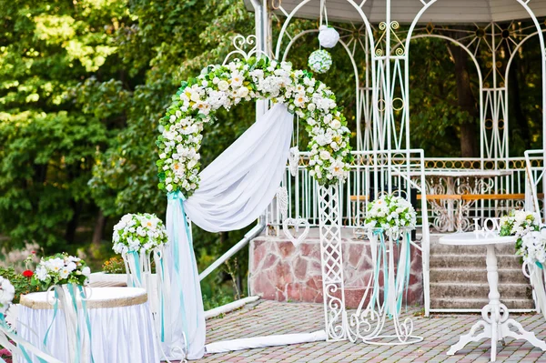 Wedding decoration with arch and table outdoor — Stock Photo, Image