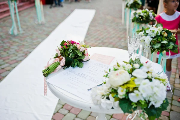 Liten Bröllops bord inredning med ringar på bröllop — Stockfoto