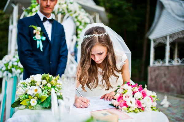 Szczęśliwy pana młodego i panny młodej na ślub na świeżym powietrzu — Zdjęcie stockowe