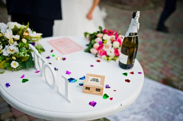 Pequeña mesa de boda con decoración y anillos en la ceremonia de boda — Foto de Stock