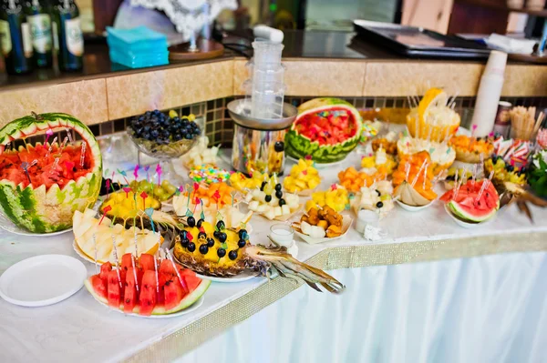 Recepción de boda con sandía, piña y otras frutas —  Fotos de Stock