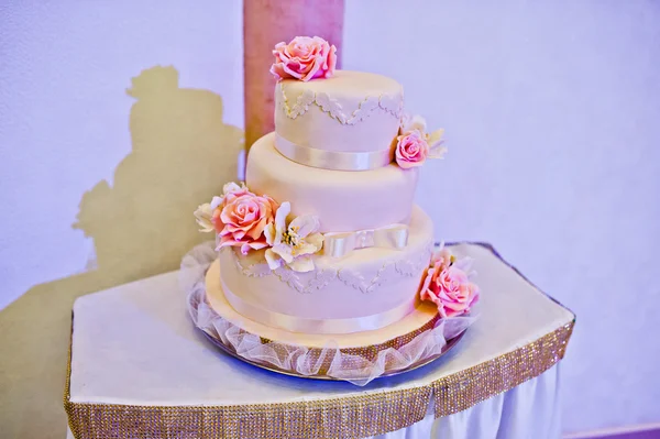 Pink wedding cake on table — Stock Photo, Image