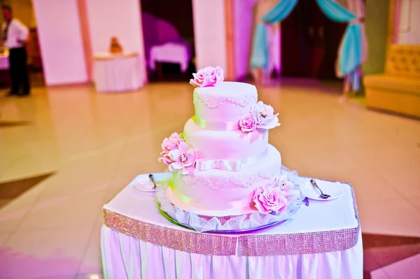 Bolo de casamento rosa na mesa — Fotografia de Stock