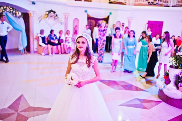 Menyasszony dob egy esküvői csokrot, nem házas lányok — Stock Fotó