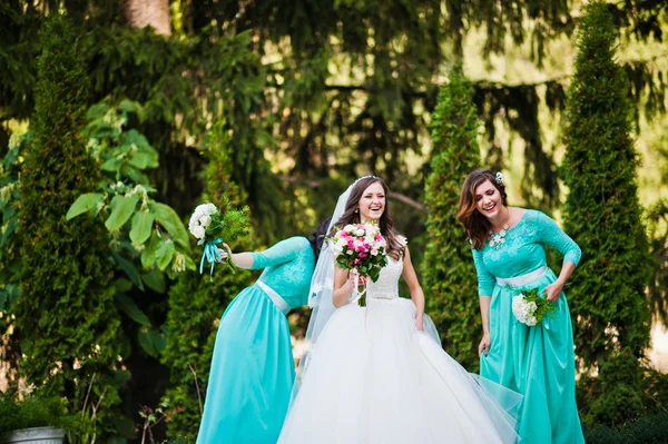 Novia con damas de honor en vestidos de turquesa al aire libre —  Fotos de Stock