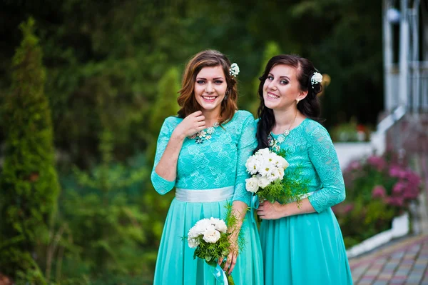Damas de honor en vestidos de turquesa al aire libre —  Fotos de Stock