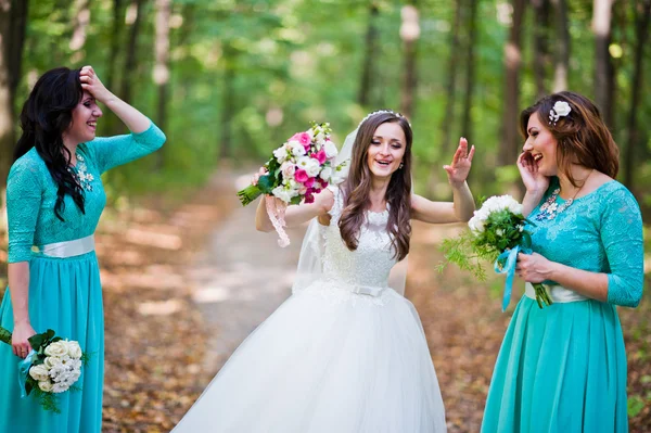 Невеста с подружками невесты на бирюзовых платьях на открытом воздухе — стоковое фото