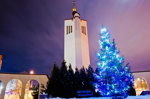 ガーランドを月の光で輝いていると新年のツリーと教会の鐘 — ストック写真