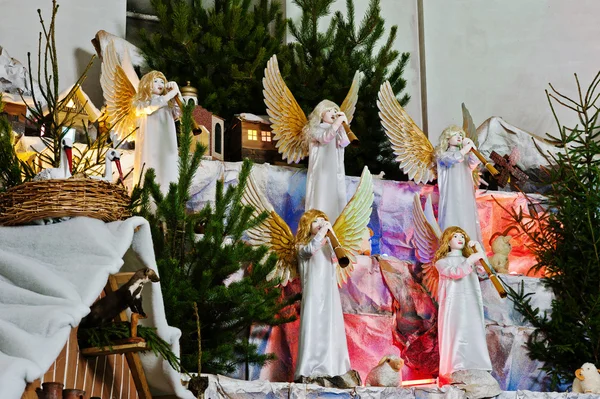 Velmi velký vánoční betlém betlém. Troubení andělů — Stock fotografie