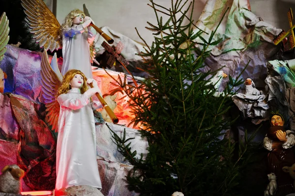 Velmi velký vánoční betlém betlém. Troubení andělů — Stock fotografie
