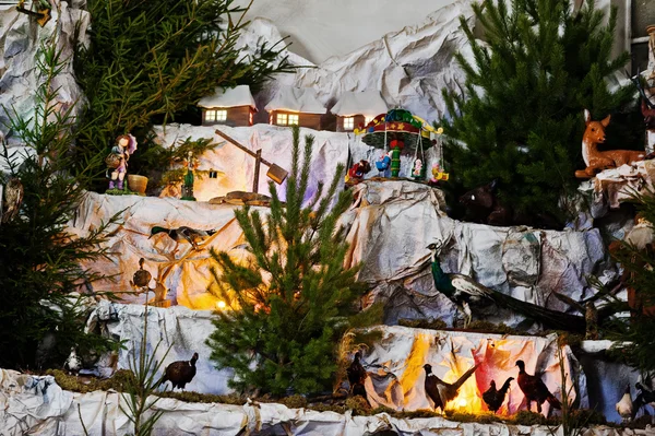 Zeer grote Kerstmis Geboortekerk kribbe — Stockfoto