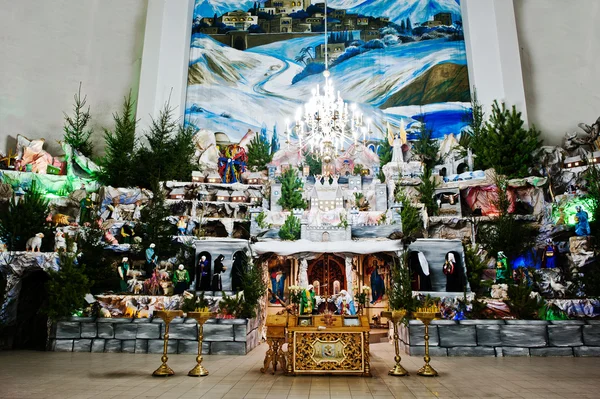 Zeer grote Kerstmis Geboortekerk kribbe — Stockfoto