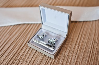 Damat kümesi. Kol düğmeleri gümüş kutusunu