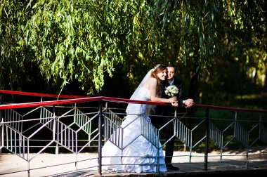 Mutlu evlilik çift güneş köprüde kalın