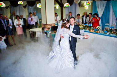 Restoran yüksek duman ile evlilik çift dans
