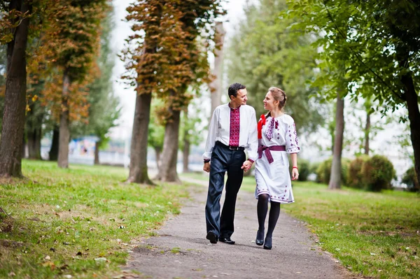 Coppia su abito tradizionale in amore — Foto Stock